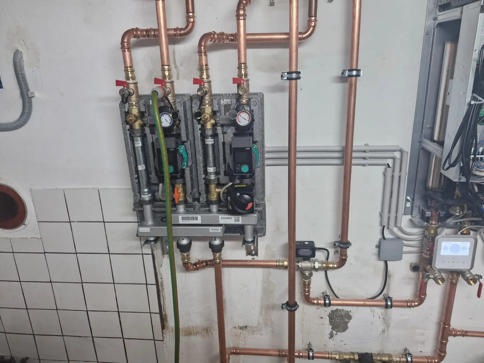 Nahaufnahme hydraulische Pumpengruppe in einer Heizungsanlage