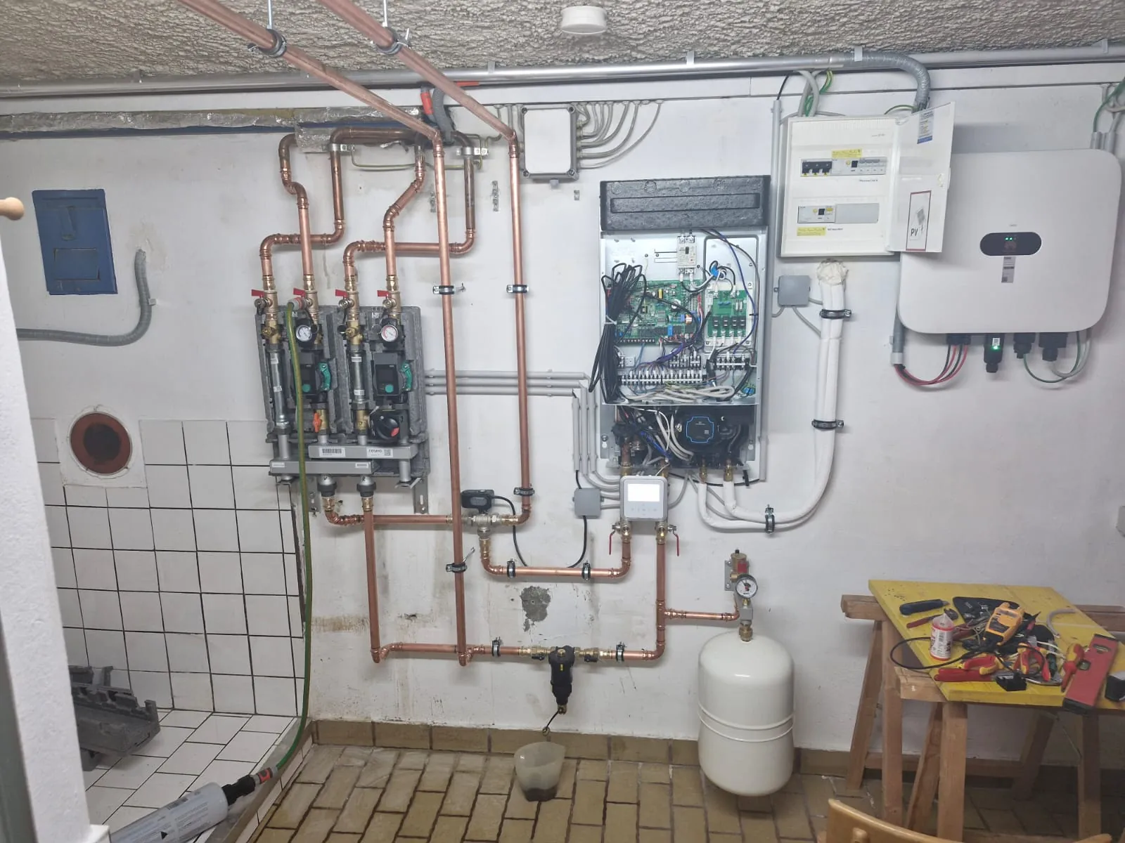 Pumpengruppen und hydraulische Kupferverrohrung im Technikraum