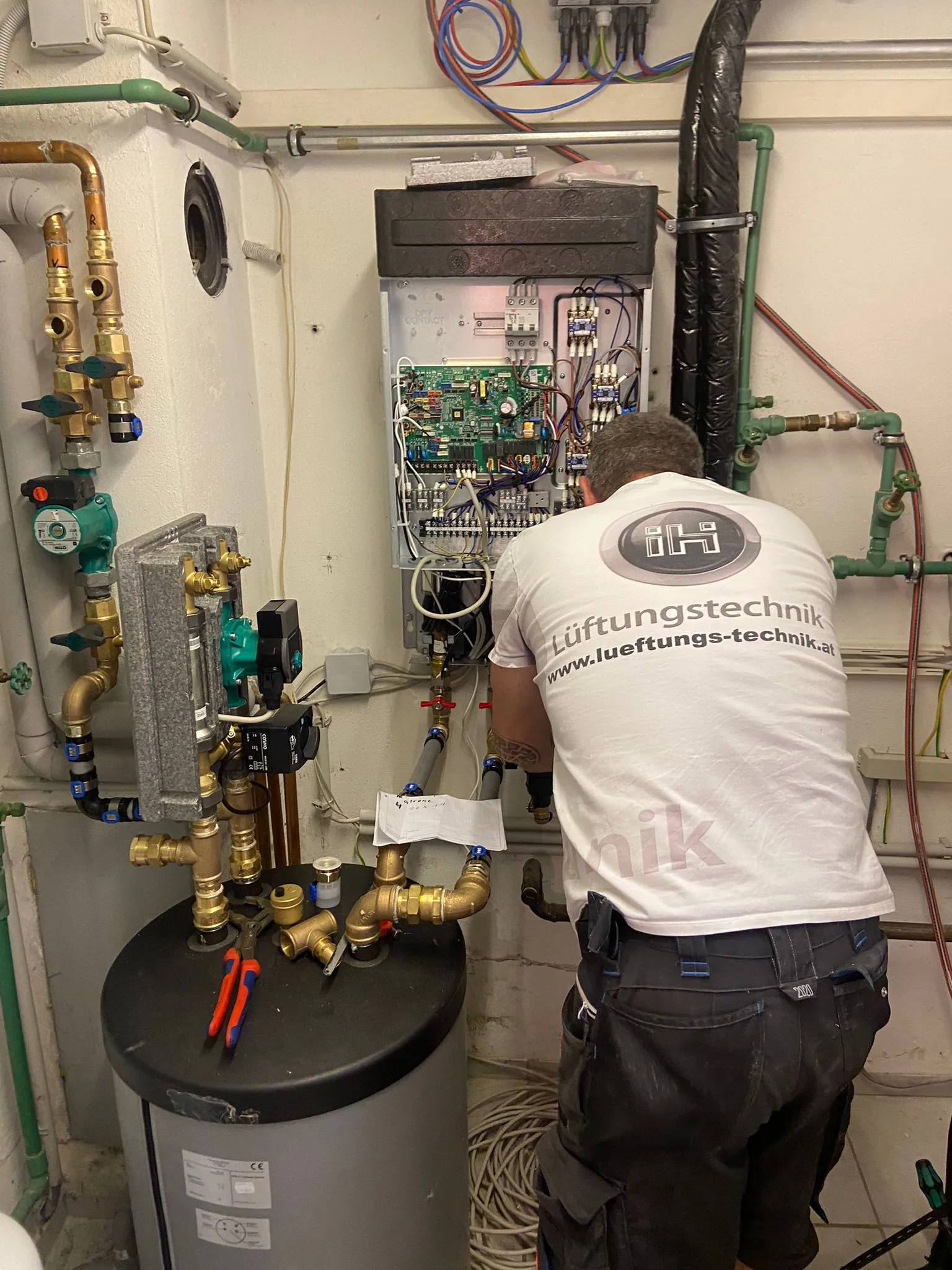IH Techniker arbeitet an Heizungsregelung und hydraulischer Einbindung