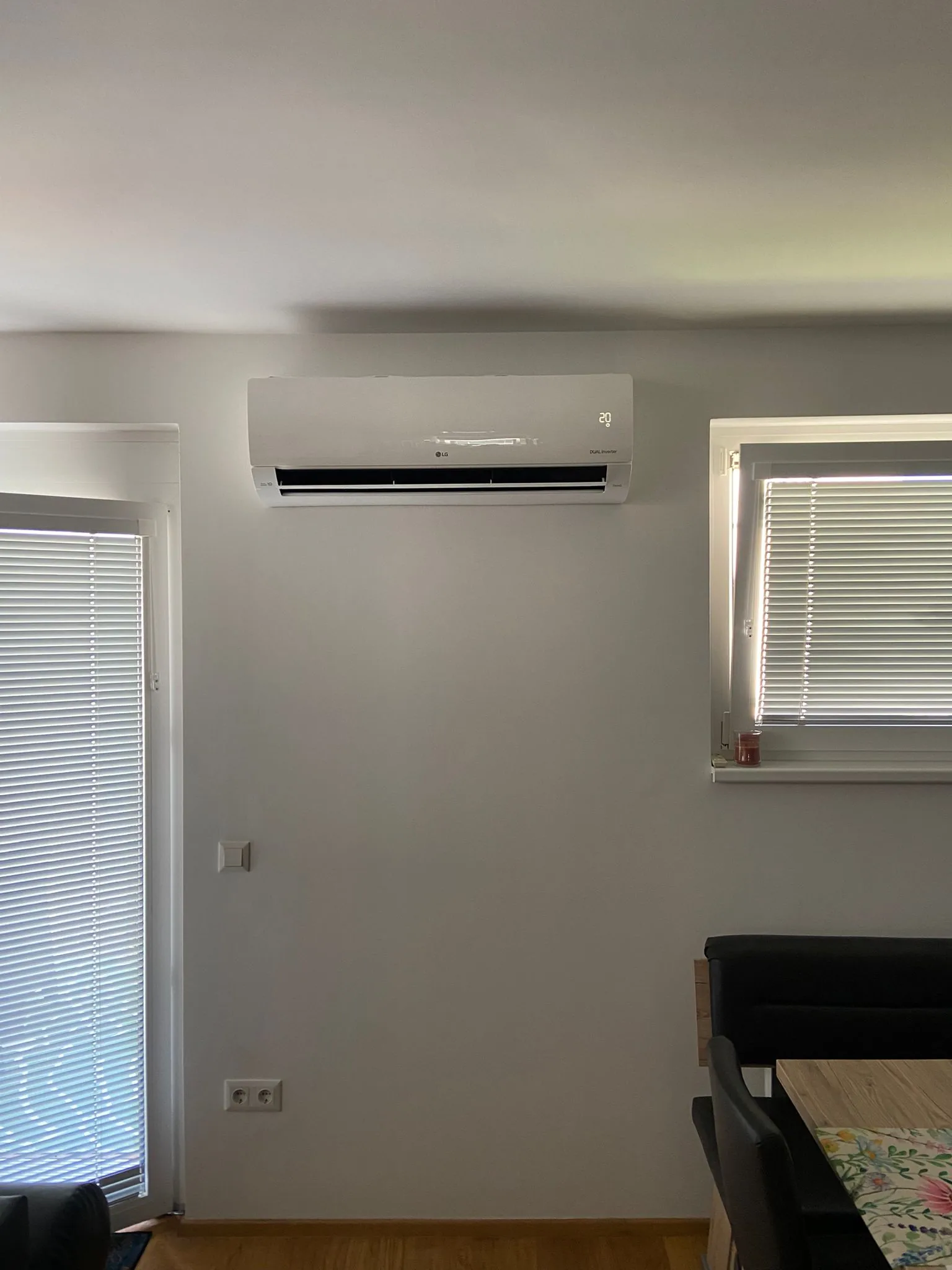 Weißes LG Wand-Klimagerät fachgerecht montiert im Wohnraum
