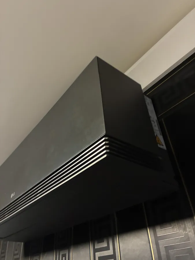 Untersicht der LG ARTCOOL AI Air mit verchromten Lamellen