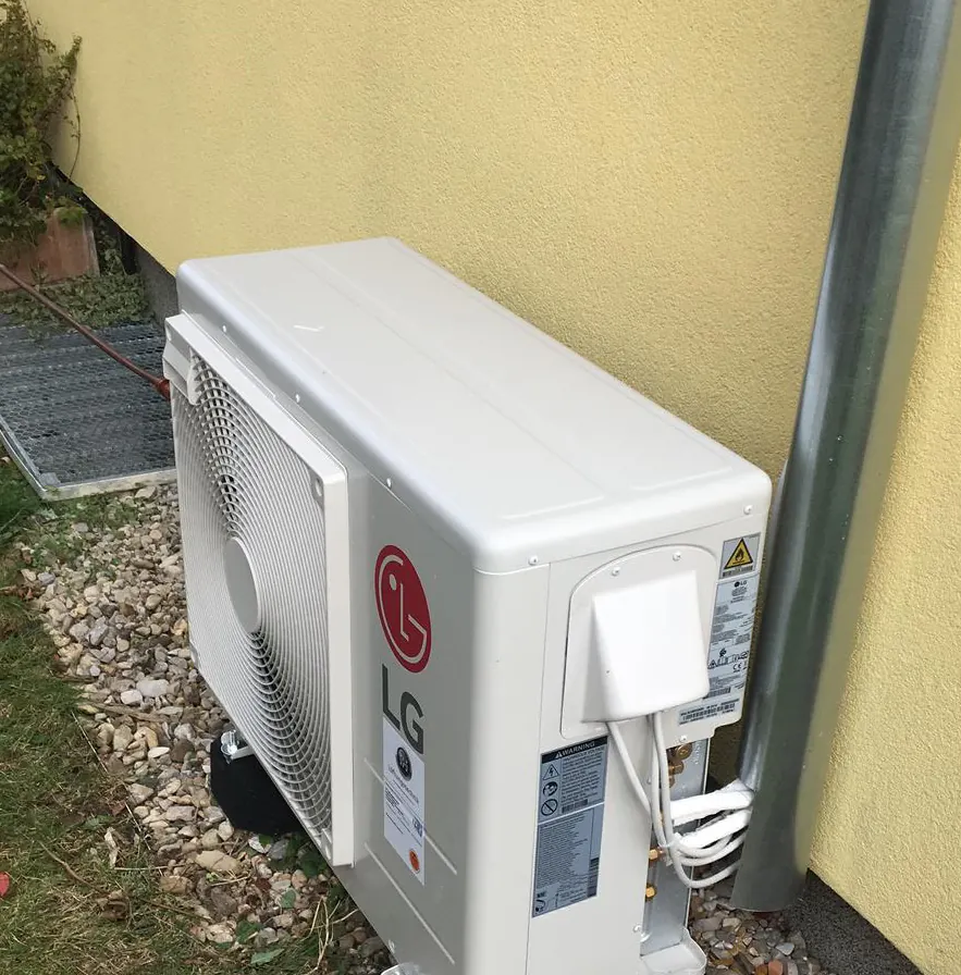 LG Außengerät an der Hauswand mit Kanal im Fallrohr-Design