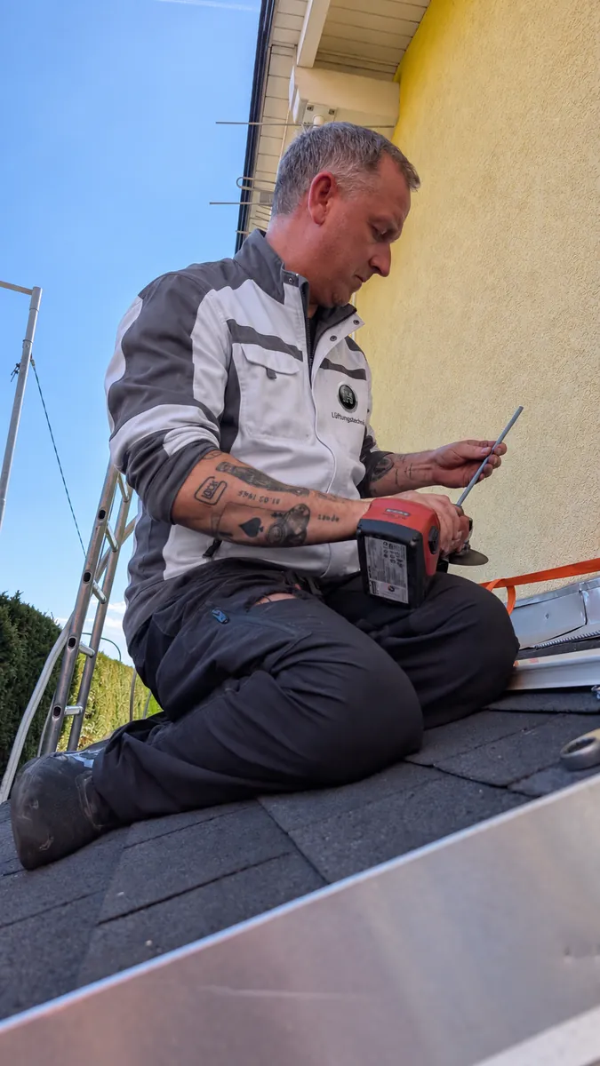 Monteur von IH Lüftungstechnik bei der Montage am Dach
