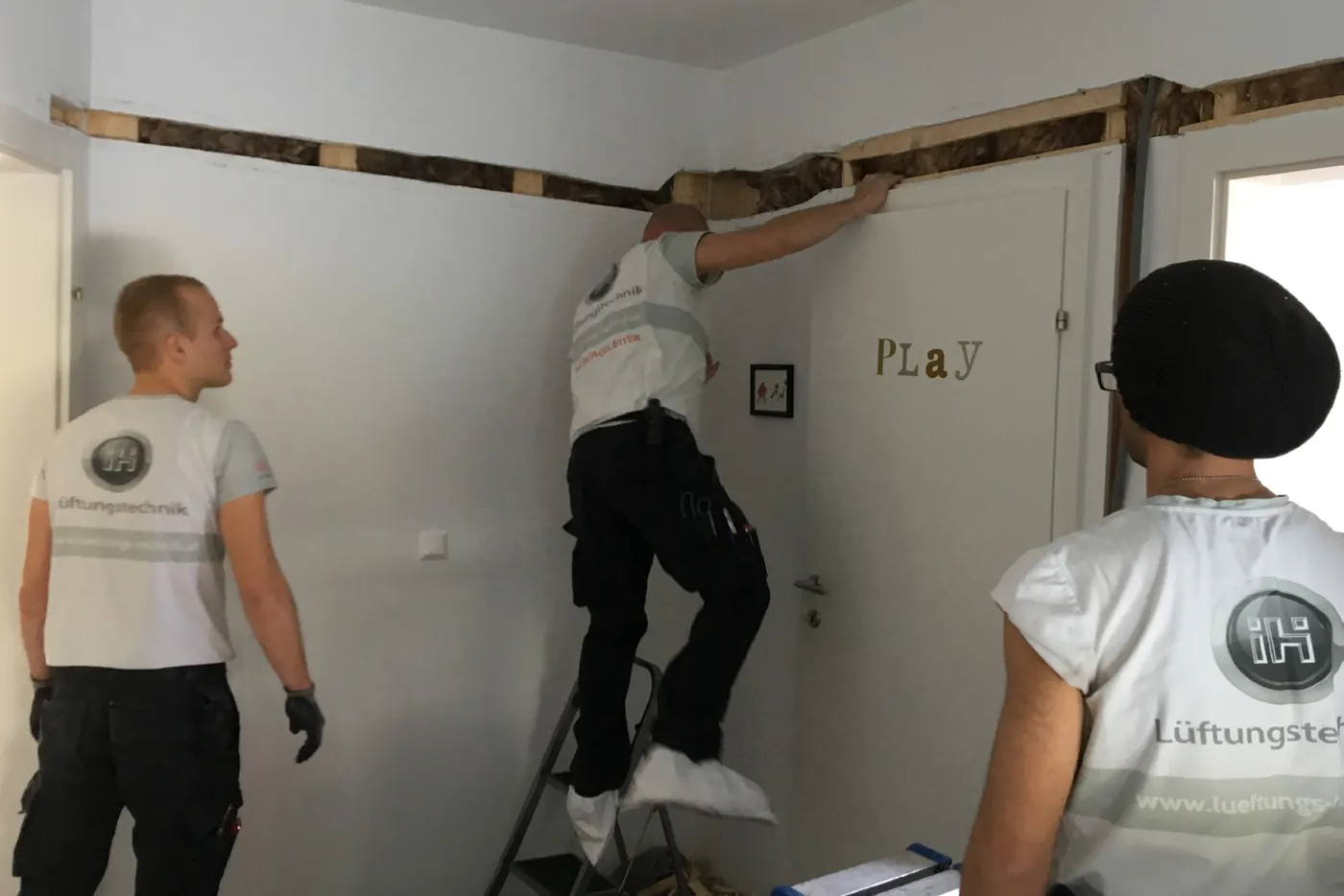 Montage eines Installationskanals entlang der Decke